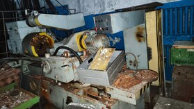 Внутри шлифовальный станок 3К228В, инв. 